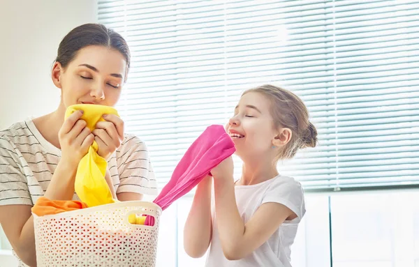 Família lavando roupa em casa — Fotografia de Stock