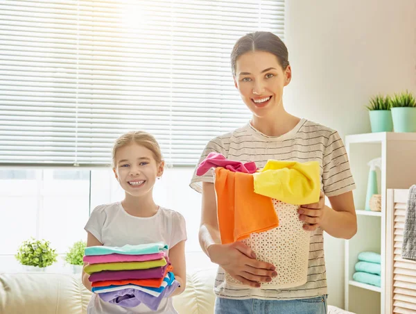 Rodina pere prádlo doma — Stock fotografie