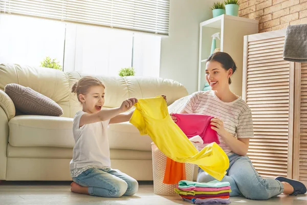 Familia haciendo la colada en casa — Foto de Stock