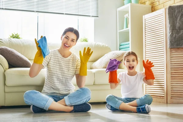 Família limpa o quarto — Fotografia de Stock