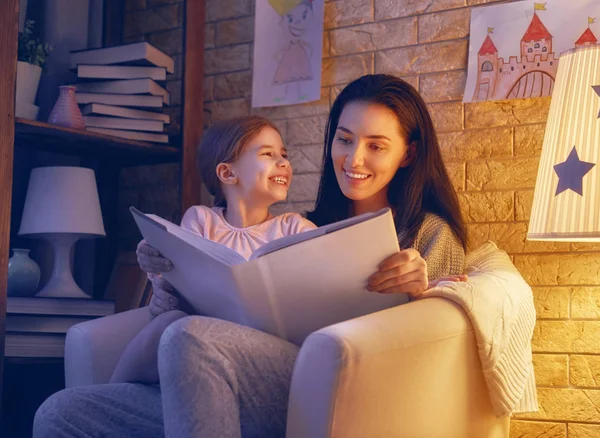 Familie lezing bedtime. — Stockfoto