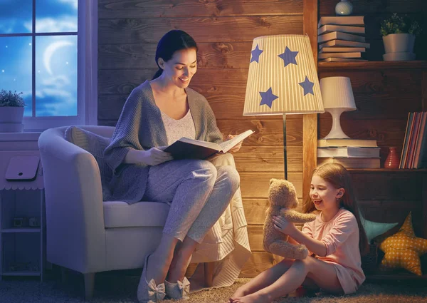 Familie lezing bedtime. — Stockfoto