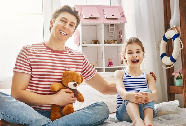 Father and daughter play — Stock Photo, Image