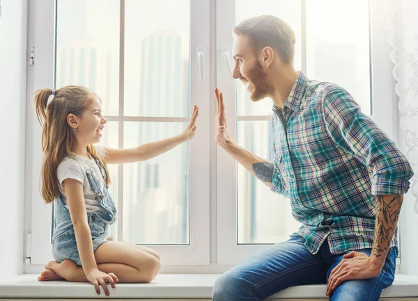 Vader en dochter spelen — Stockfoto