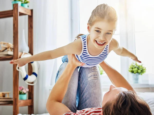 Vader en dochter spelen — Stockfoto