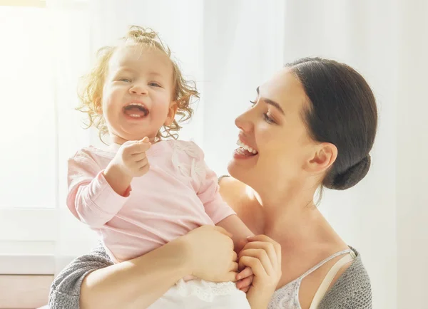 Glad kärleksfull familj — Stockfoto