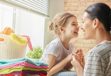 Aile evde çamaşır yıkıyor.