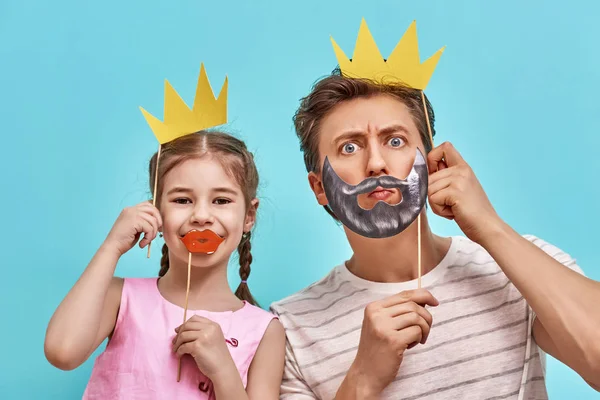 Papa et enfant tiennent la couronne en papier — Photo