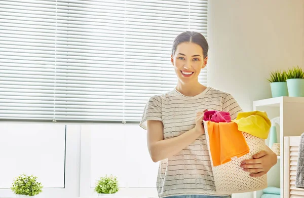 Woman is doing laundry — Stock Photo, Image