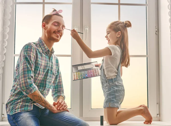 Father and daughter play — Stock Photo, Image