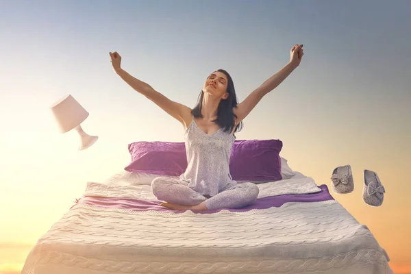 Menina está voando em sua cama — Fotografia de Stock