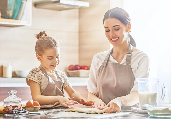 Selbstgemachtes Essen und kleine Helfer — Stockfoto