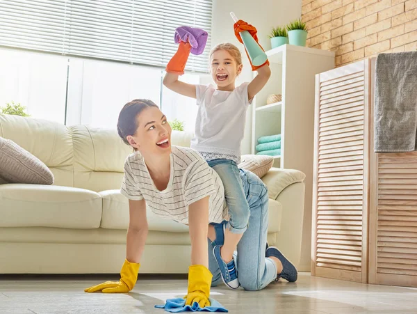 Rodina čistí pokoj — Stock fotografie