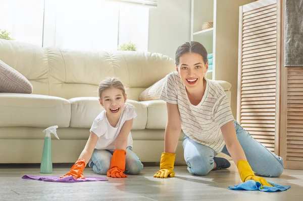 Familie reinigt de kamer — Stockfoto