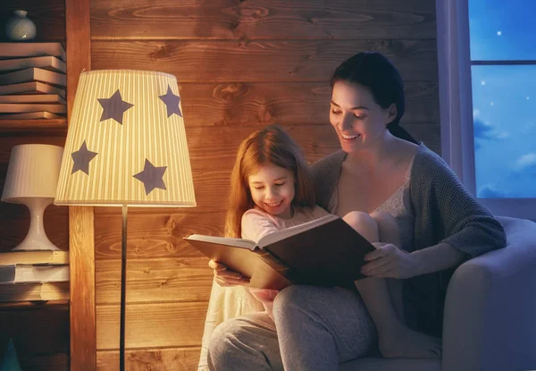 Familjen läsning läggdags. — Stockfoto