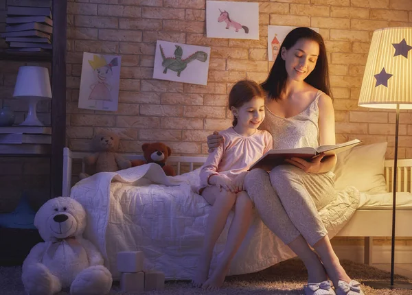 Família lendo hora de dormir . — Fotografia de Stock