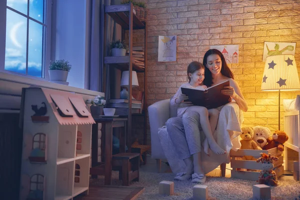 Family reading bedtime. — Stock Photo, Image