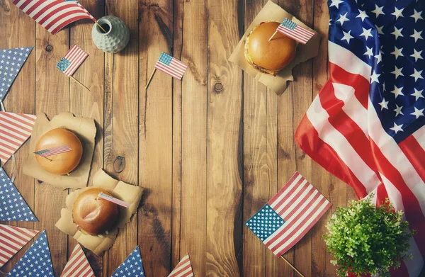 Американский флаг на столе — стоковое фото
