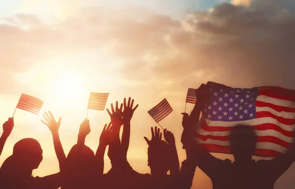 사람들의 미국 국기를 들고 — 스톡 사진