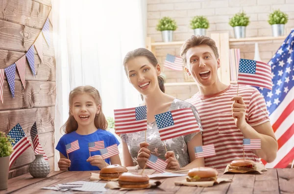 Patriotic holiday. Happy family — Stock Photo, Image