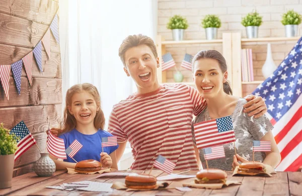 Patriotic holiday. Happy family — Stock Photo, Image