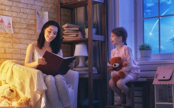 Rodinné čtení před spaním — Stock fotografie