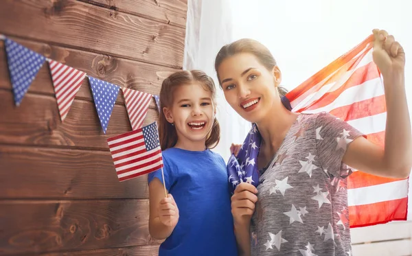 Mamman och flickan med amerikanska flaggan — Stockfoto