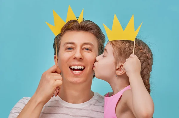 父と子は、紙の王冠を保持しています。 — ストック写真