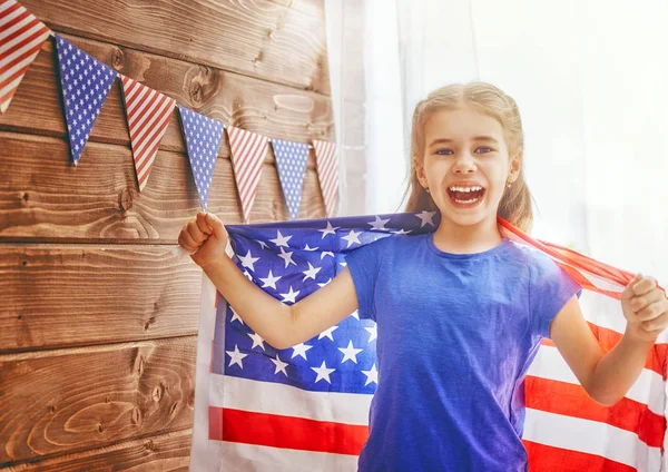 アメリカの国旗を持つ少女 ストックフォト