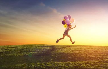 çocuk balon ile oynuyor