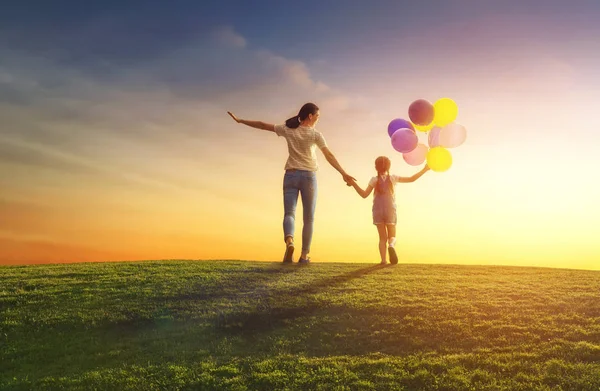 Família se divertindo na natureza — Fotografia de Stock