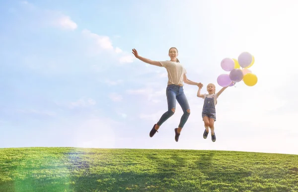 Familia divirtiéndose en la naturaleza — Foto de Stock