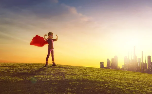 Девушка играет супергероя — стоковое фото