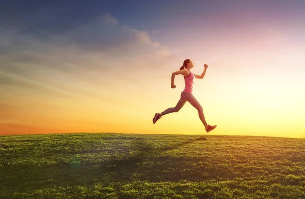 Dívka je běhání na západ slunce — Stock fotografie