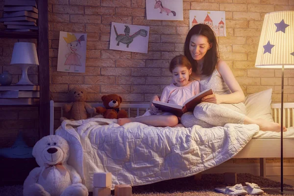 Aile okuma yatmadan. — Stok fotoğraf