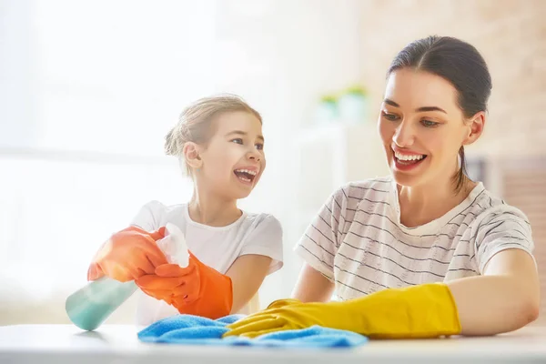 Family cleans the room — Stock Photo, Image