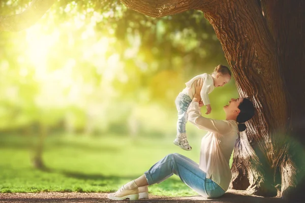 Moeder met plezier met haar baby — Stockfoto