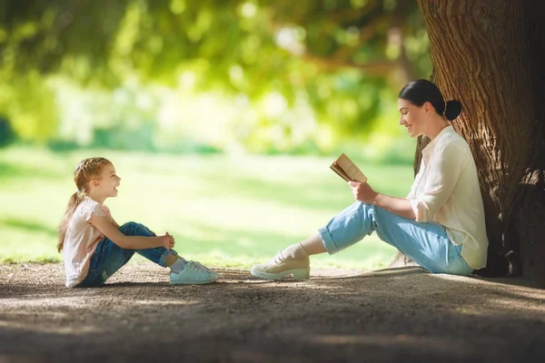 Mutter liest ihrem Kind ein Buch vor — Stockfoto