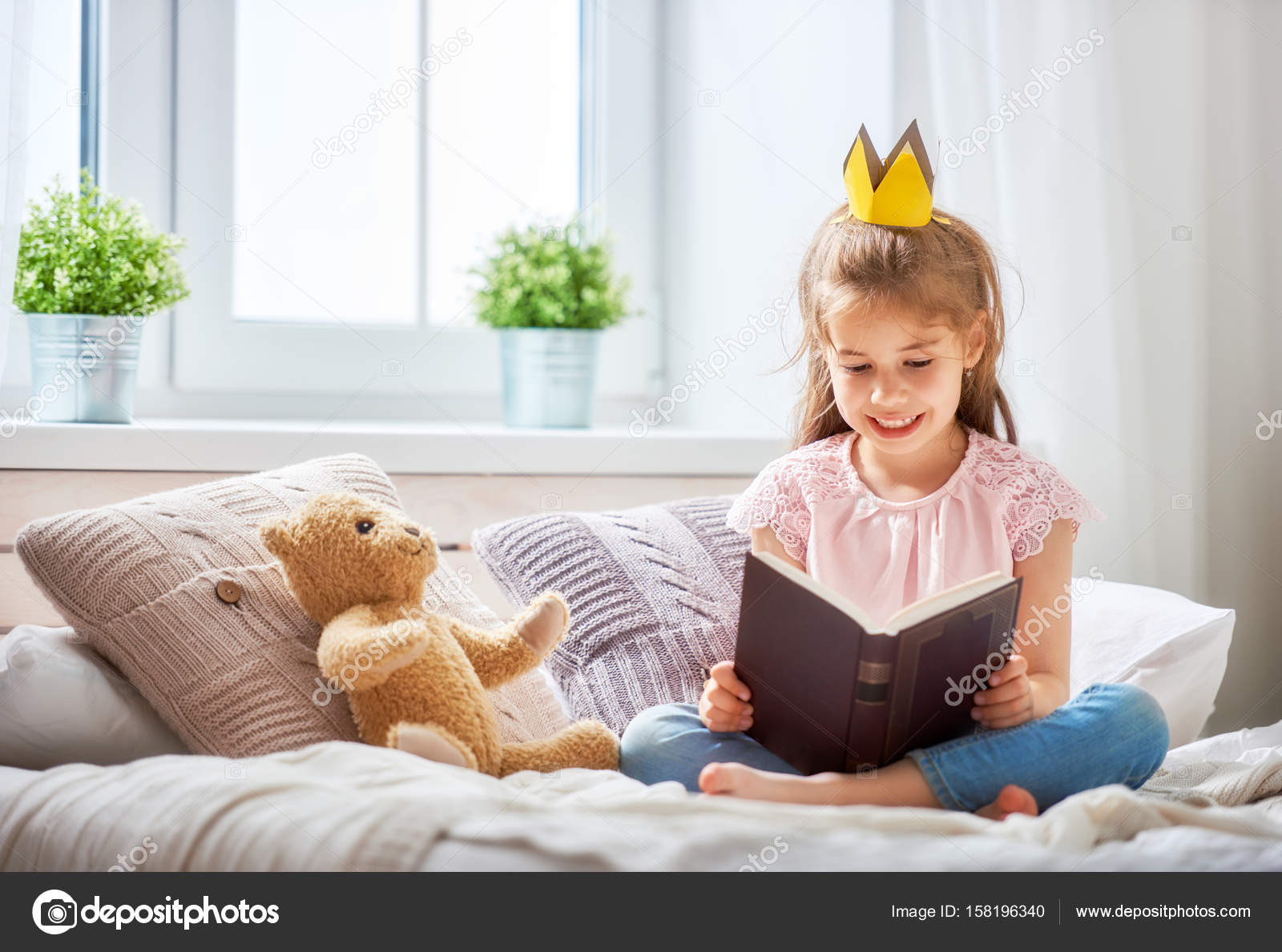 воздухоочиститель «boneco 7131». девочка с книжкой. дети читают. сказки для детей. дети дома дети читают.