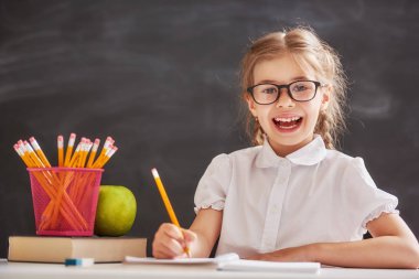 Çocuk sınıfta öğrenme