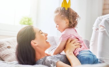 Anne ve kızı oynama ve sarılma