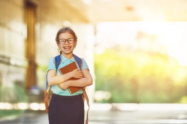 Fille avec sac à dos — Photo