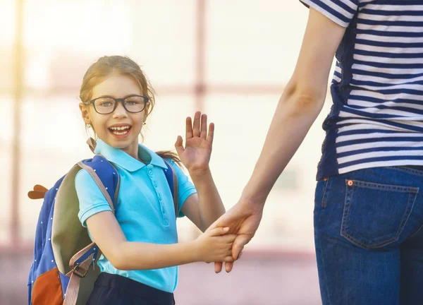 Padres y alumnos van a la escuela — Foto de Stock