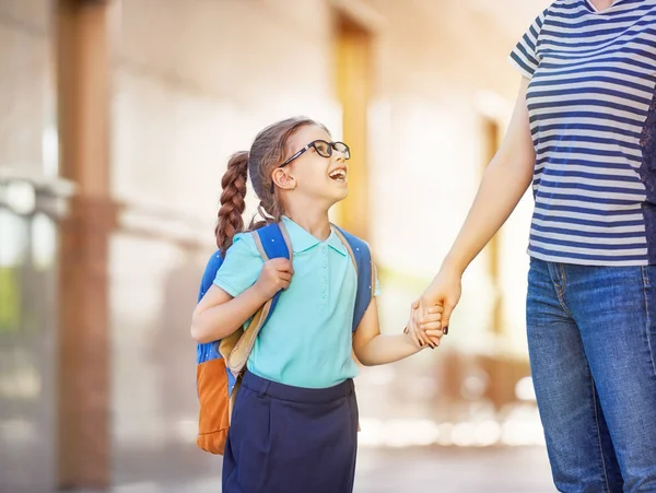 Eltern und Schüler gehen zur Schule — Stockfoto