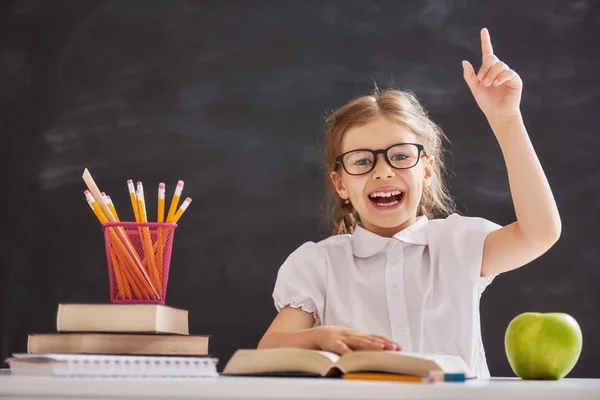 O miúdo está a aprender nas aulas. — Fotografia de Stock