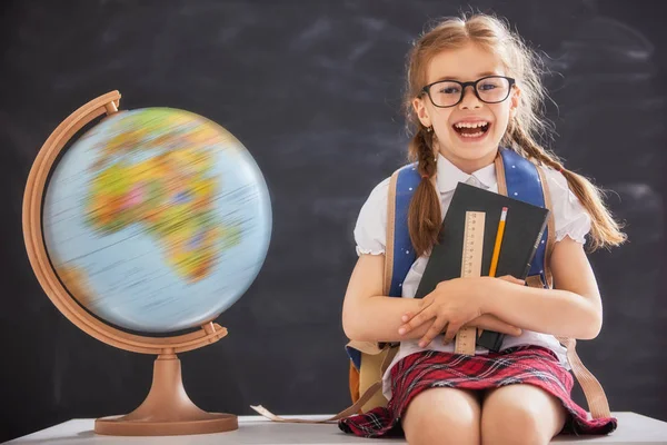 Il ragazzo sta imparando in classe — Foto Stock