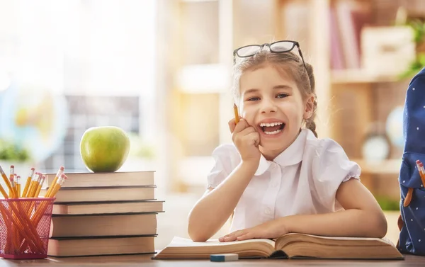 O miúdo está a aprender nas aulas. — Fotografia de Stock