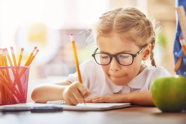 O miúdo está a aprender nas aulas. — Fotografia de Stock