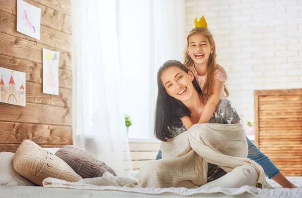 Mor och dotter leker och kramas — Stockfoto