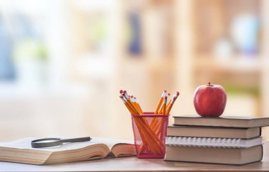 Apple, kazık kitap ve kalemler